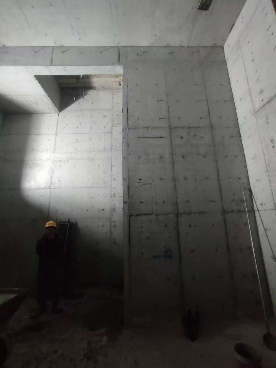 万源墙上开槽钢筋断了有影响吗